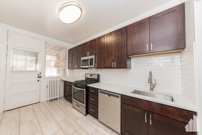 Building Photo - 1212 W Lunt Ave Unit 102