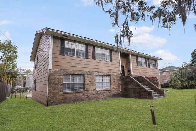 Building Photo - Charming 1 bedroom 1 Bathroom across from Daffin Park Unit 1220 E Victory Dr 1