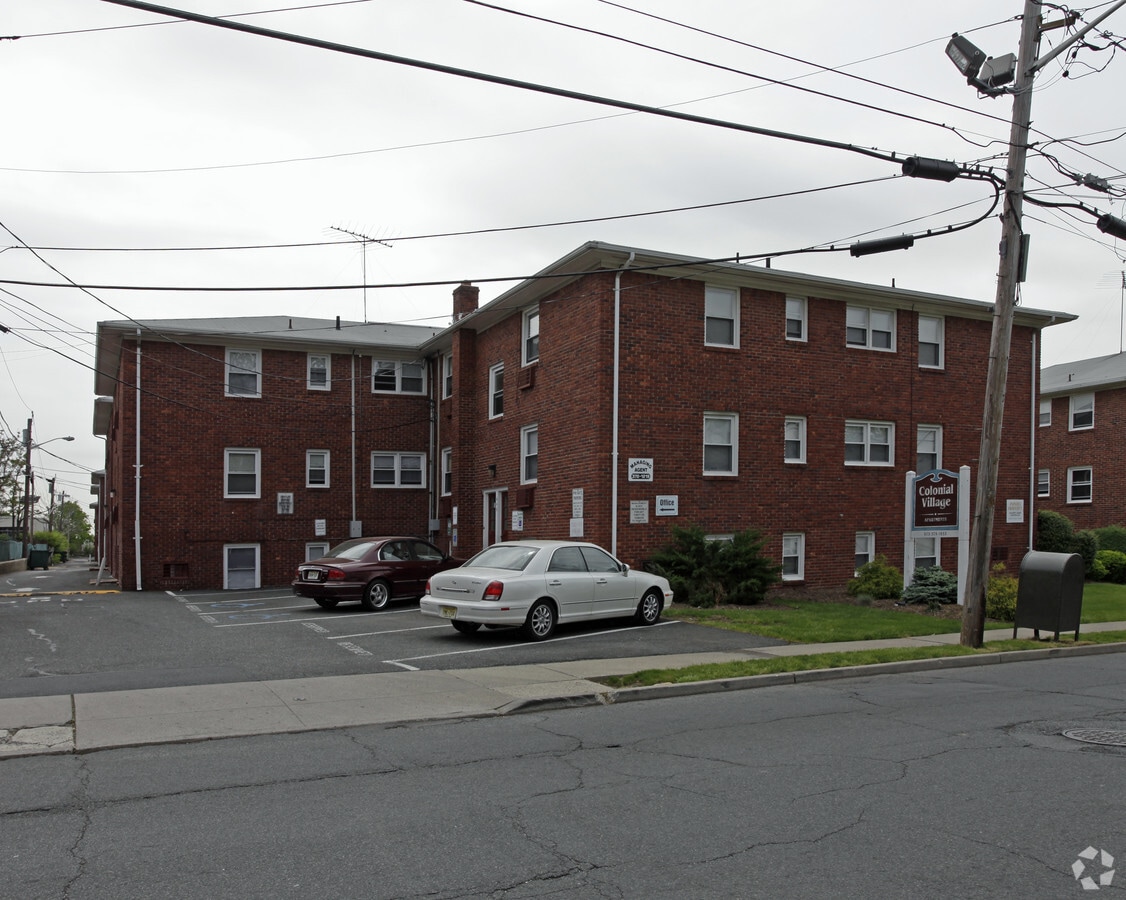 Colonial Village - Colonial Village Apartments