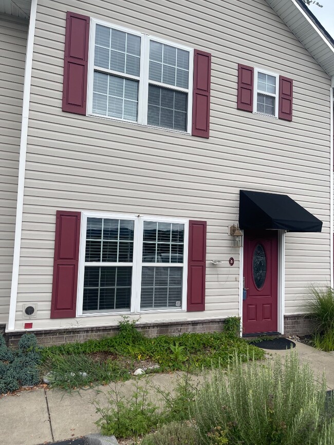 Building Photo - 614 N Center St Rental