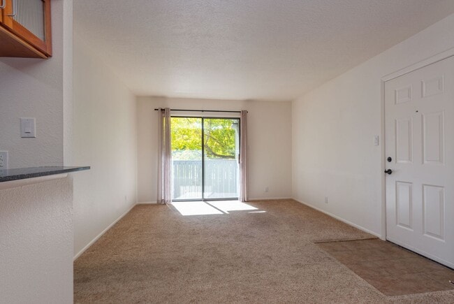 Photo - Light and Bright Second Level Condo Availa... Unidad 415