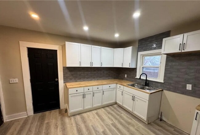 Photo - 14910 Kingsford Ave