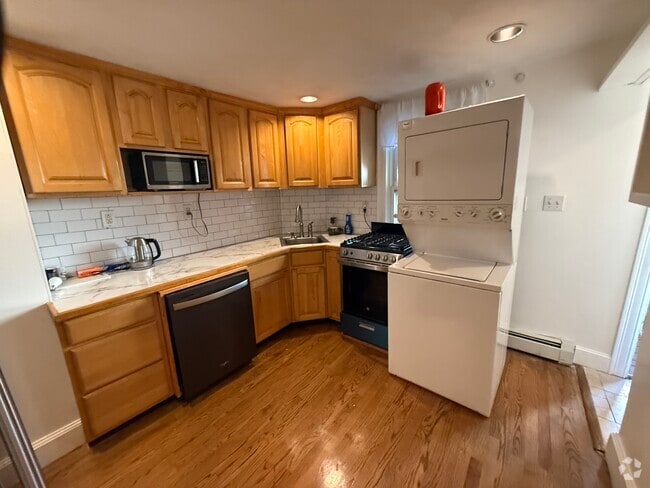 Building Photo - 319 Bennington St Rental
