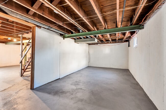 Building Photo - 7120 Roslyn Dr Rental