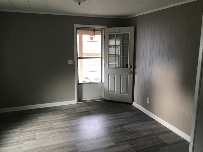 Building Photo - 108 1/2 W Filbert Street Unit 002