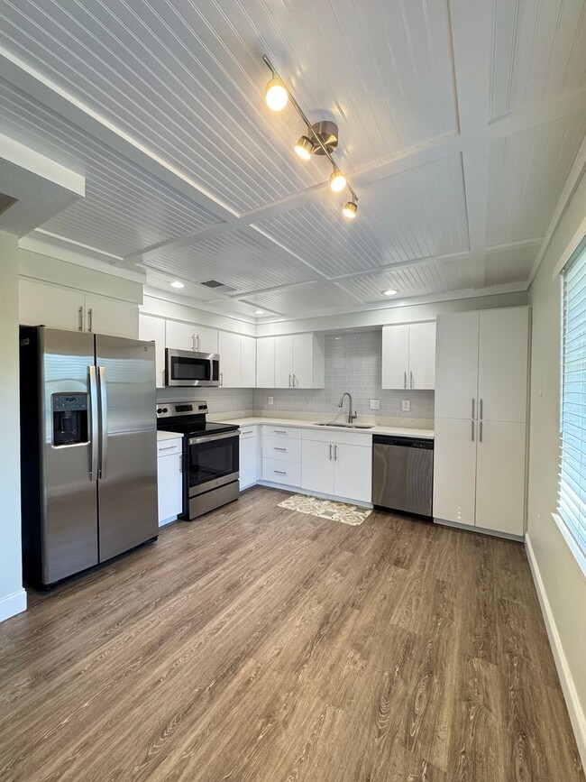 Building Photo - AVAILABLE NOW! 2 Bedroom 2 Bath Duplex wi... Rental