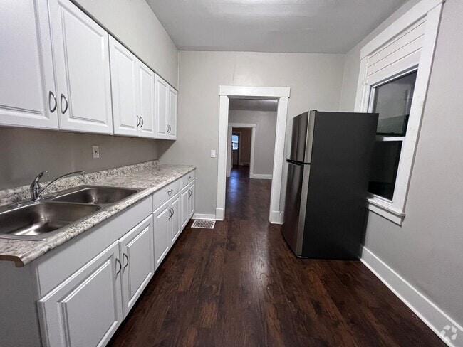 Building Photo - Updated 2BR Townhouse now showing!
