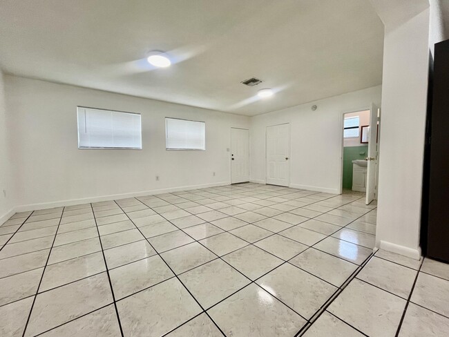 Photo - 395 Schoolhouse Ln