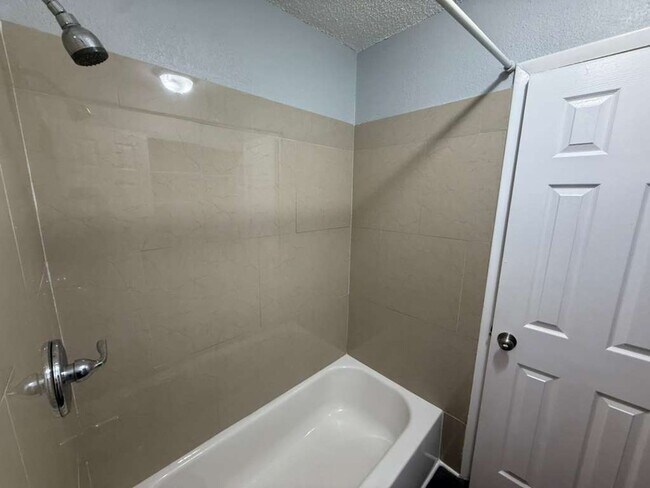 Photo - Cute & Cozy 2/1.5 Move In Ready Apply for FREE This Holiday Season! Unidad 2578 Chestnut Woods Dr