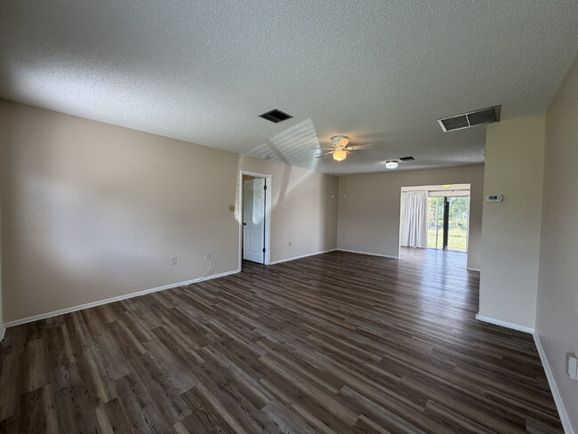 "Charming 1-Bed Oasis in Warm Mineral Springs - Cozy Living with 909 Sq Ft of Comfort!"