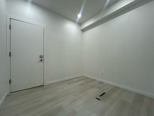 Photo - 4913 Dawson St