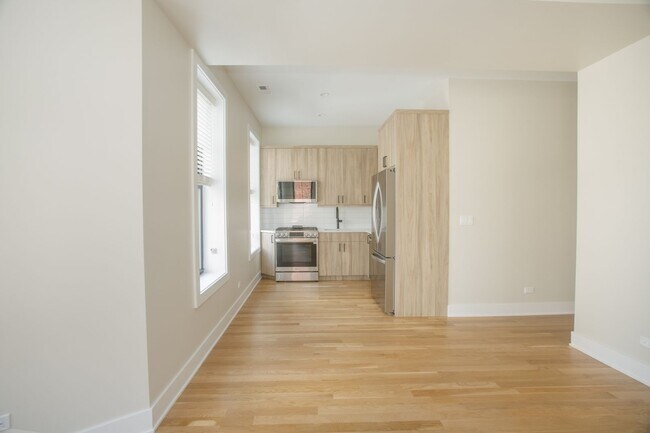 Building Photo - 1402 W Belden Ave Unit 2