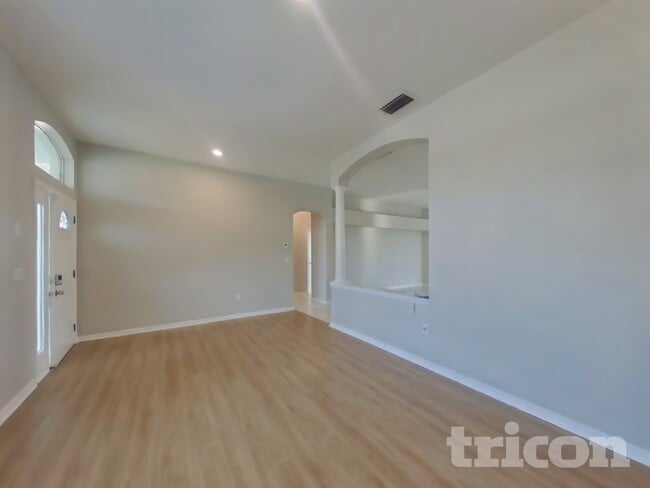 Photo - 28634 Hanging Moss Loop