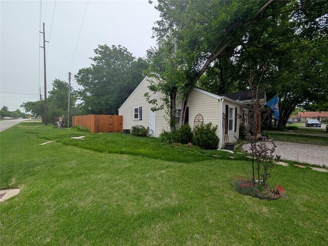 Photo - 101 Maple Ln