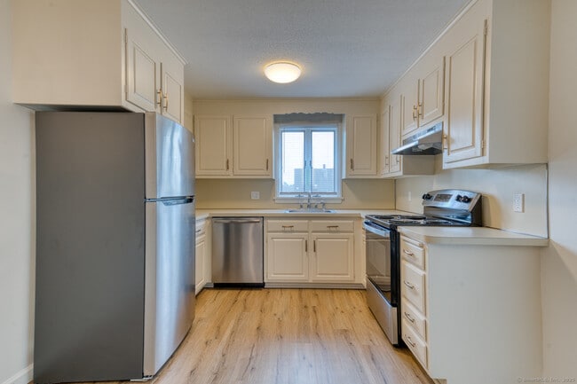 Building Photo - 54 Oak St Rental