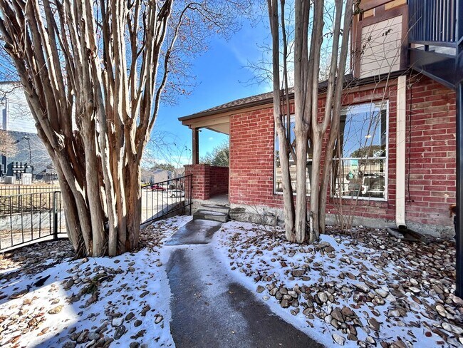 Building Photo - 7111 E Hwy 290 Unit A