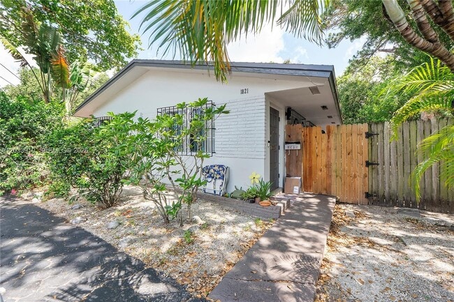 Building Photo - 1821 SW 11th Ct Unit Rear