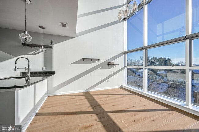 Building Photo - 444 W Broad St Unit 619