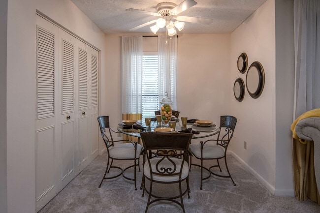 Área de comedor - Stevens Creek Commons