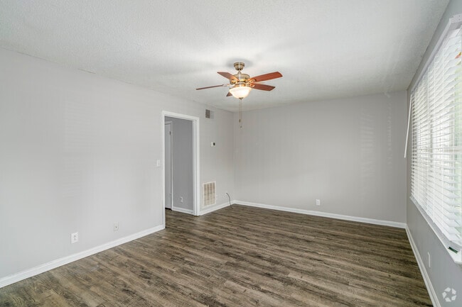 1BR, 1BA - 625SF - Living Room - The Groves