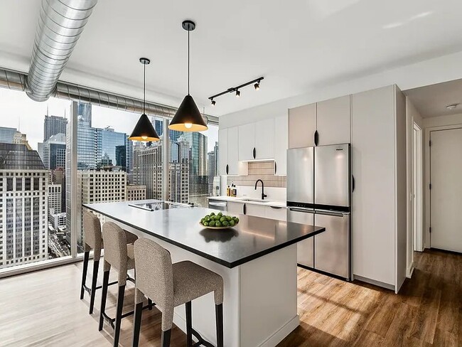 Photo - 167 W Kinzie St