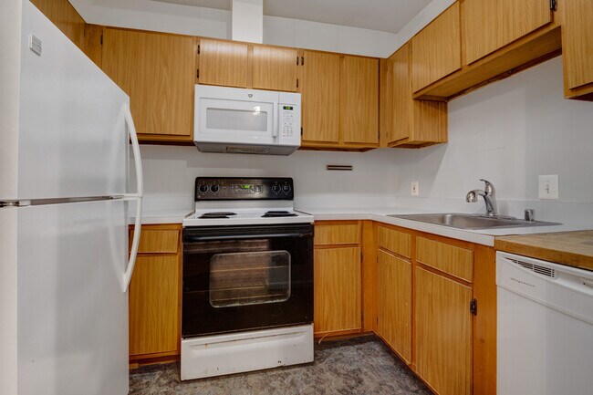 Photo - 1 Bed / 1 Bath apartment available immedia... Unit #C