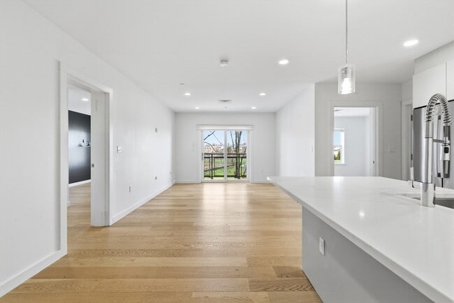 Building Photo - 16 Boardman St Unit 202