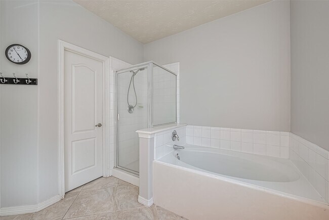 Photo - 2202 Highland Crossing Dr