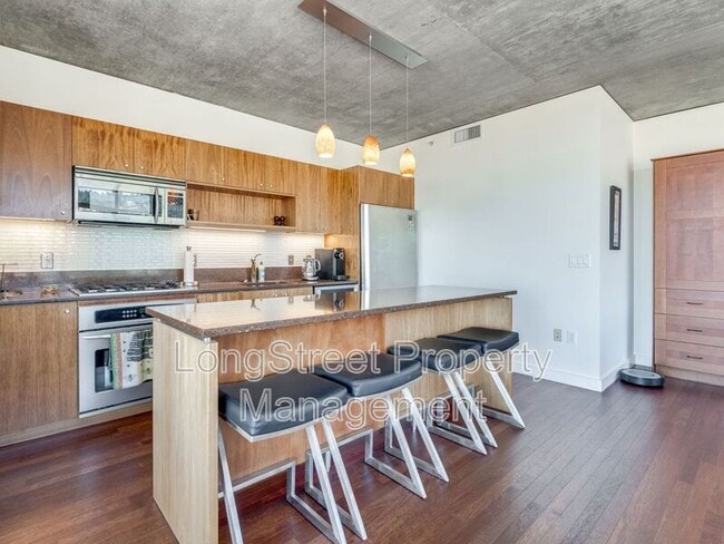 Photo - 1926 W Burnside St