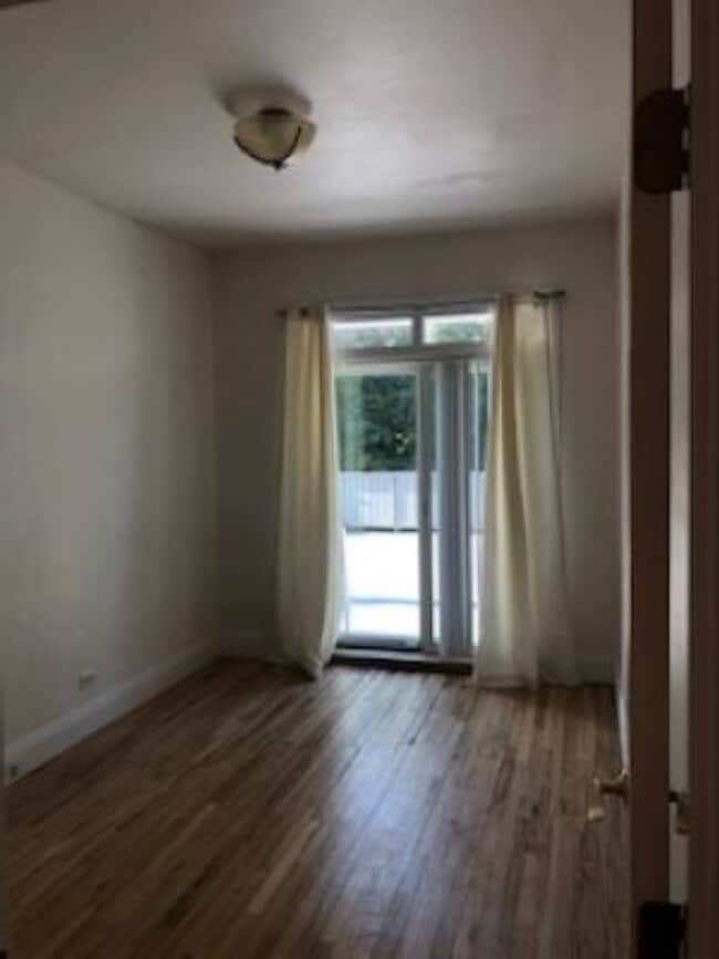 livingroom - 8 Railroad Ave Unit 8 B