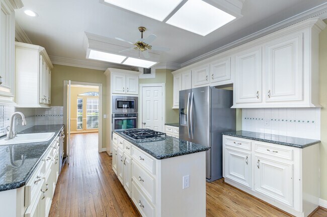 Photo - 4418 Jane St