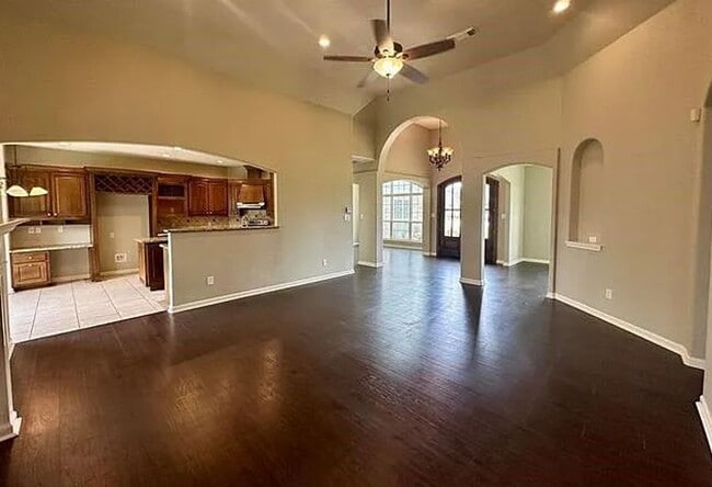 Photo - 305 Tyler Dr