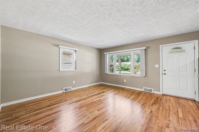 Photo - 1064 Woodslee Ave