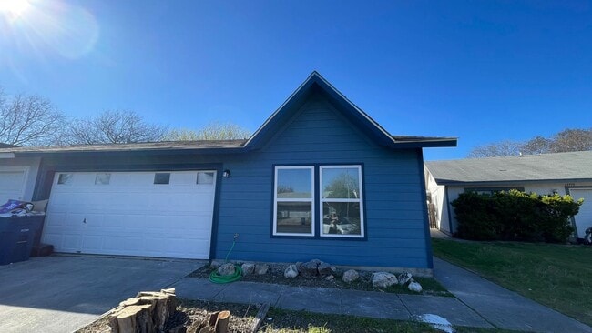 Building Photo - Large 2/2 duplex with a 2 car garage Rental