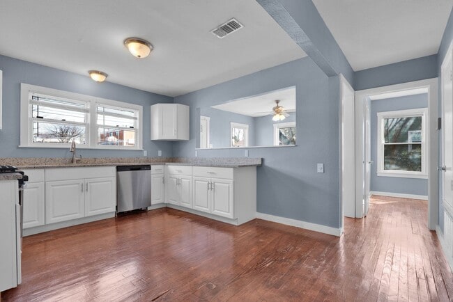 Photo - Cozy 3 Bed 2 Bath- Newly Renovated Home in Downtown San Antonio!