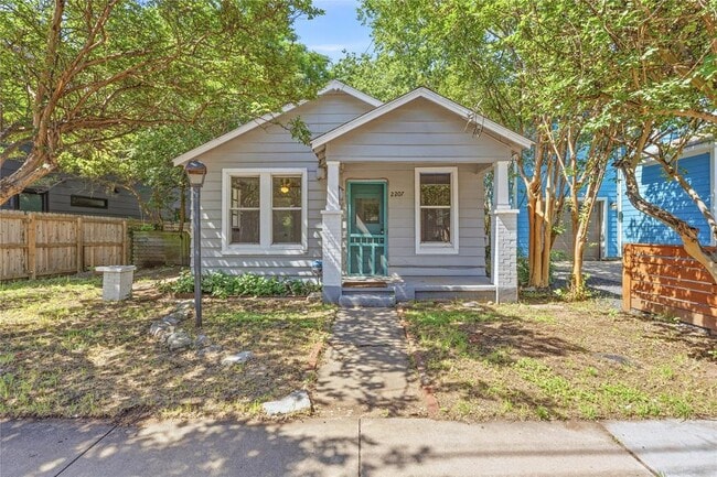 Building Photo - 2207 Santa Rita St