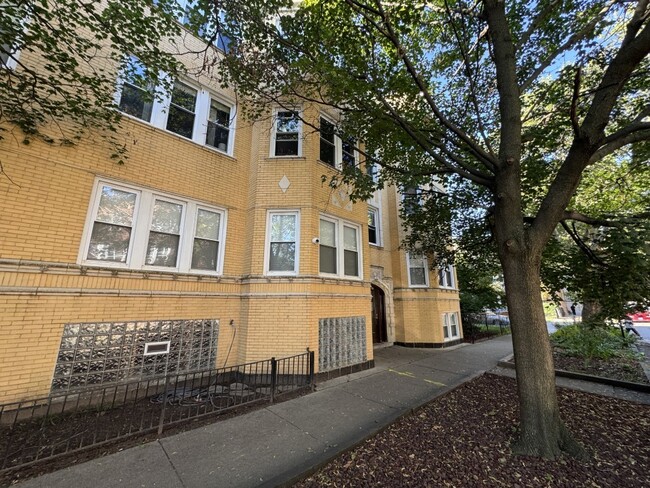 Building Photo - 2257 W Rosemont Ave Unit 1 Rental