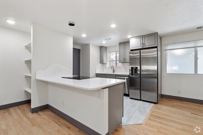 Building Photo - Meticulously updated charming unit in 4plex! Rental
