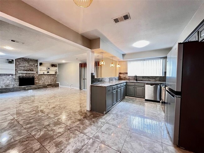 Photo - 13819 Wickersham Ln Casa