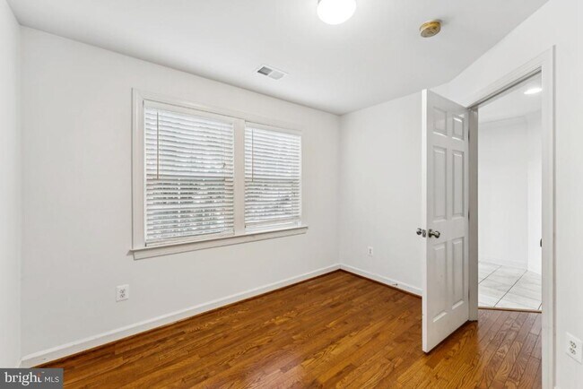 Photo - 8915 Amelung St