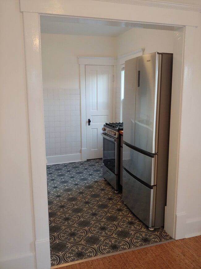 Kitchen - 704 S Broadway Ave Unit Apartment 2