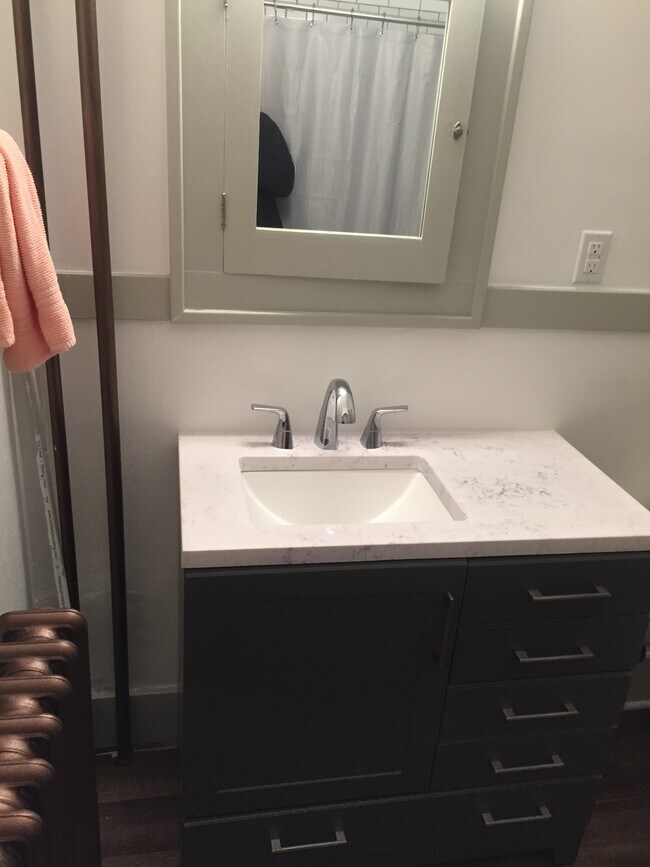 Baño en la planta baja - 118 Pine St Unidad SR2 Furnished