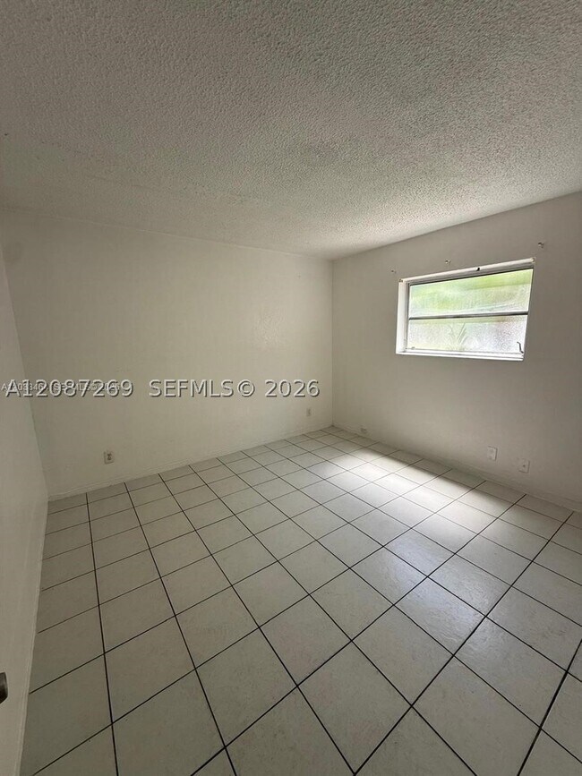 Photo - 16851 NE 18th Ave Unit 106