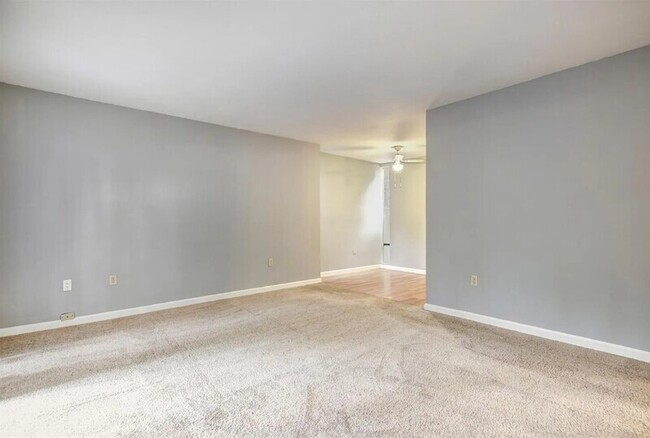 886 Woodside Ln E Unit 1