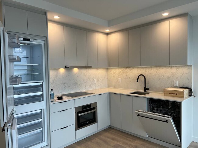 Photo - 13685-13102 102 Ave