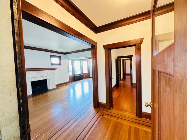 Photo - Beacon Hill - "Pretty in Pink" 2 Bedroom /...