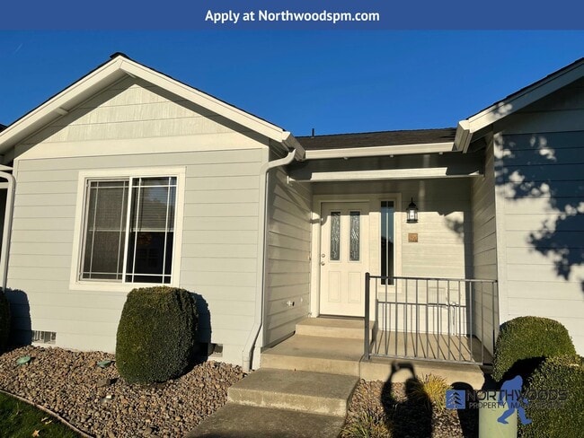 Building Photo - Very Nice 2 Bedroom 2 Bath Home Located in a 55+ Community in Central Point