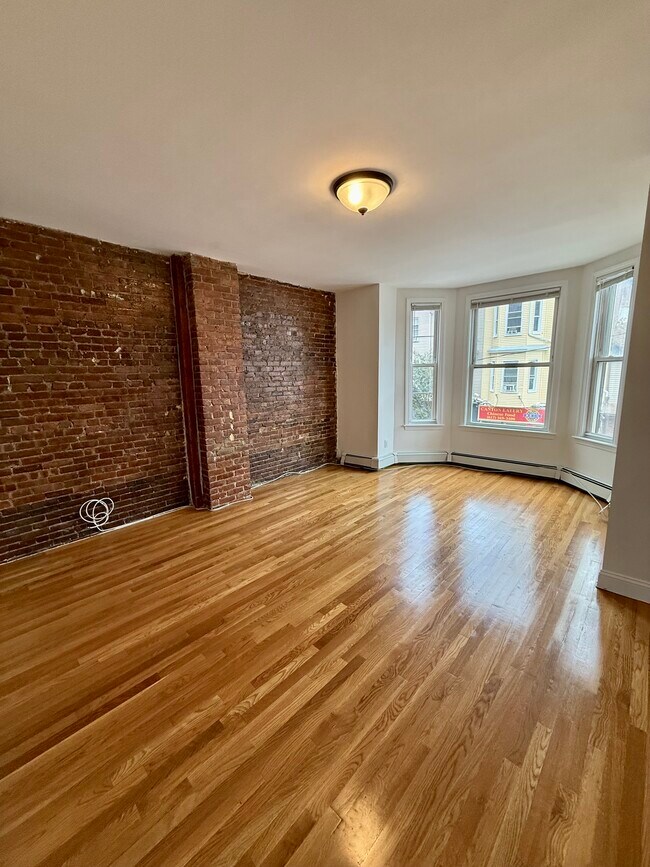 Building Photo - 342 Meridian St Unit 2