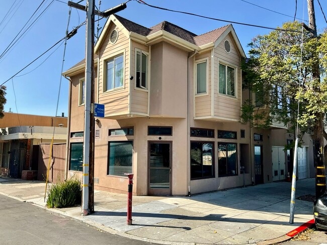 Updated TOP FLOOR 2BR/2BA FLAT! IN-UNIT LA... - Updated TOP FLOOR 2BR/2BA FLAT! IN-UNIT LA... Apartment Unit B