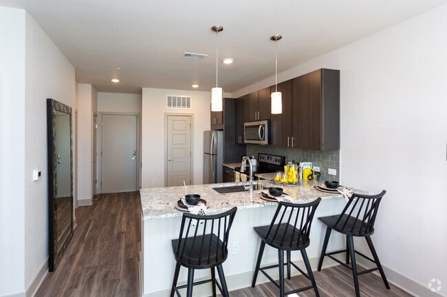 1BR, 1BA - 706 SF